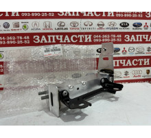 Кронштейн усилителя нижнего бампера переднего, правый Toyota 52102-42100